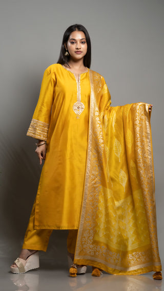 Mustard yellow shibori with gold weave set featuring Gota embroidery on chanderi silk.